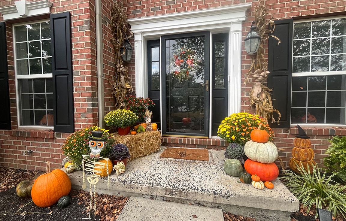 Deluxe porch decor traditional package.